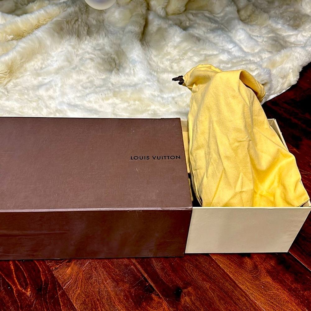 LV casual shoe blue size 8